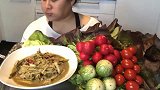 泰国大妈吃泰国料理，配上生蔬菜看起来很有胃口