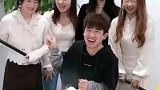 打头猜人游戏，哈哈这也太好笑了吧！