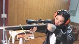 后边那哥们是穿了个靶心吗？怕姐姐射到他？