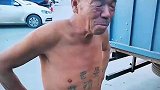 男子被大爷的纹身逗笑了