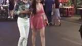 幸福小伙子，找到一个这么漂亮的女朋，我羡慕你