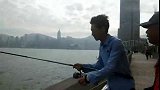 第一次在香港维多利亚港学抛竿，不仅风景好，还有意外收获