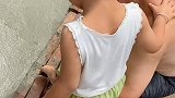 河北邢台：爷爷在自家水泥地上留下孙女脚印