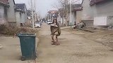这大兄弟如何做到的，这么冷的天，居然还不穿裤子！