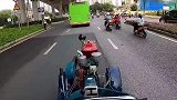 师傅驾驶着拖拉机，在城市道路上行驶