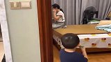 姐姐在房间里学习，二胎弟弟的行为，我都要笑哭了！