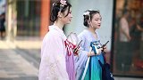 街头偶遇穿越到现代的小姐丫鬟，真的是回眸一笑百媚生