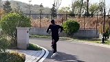 看见小偷偷包，金毛蛋黄直接冲上去将包夺回，太霸气了！