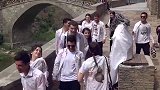 小哥坐在椅子上，根本不在意过往路人的眼光