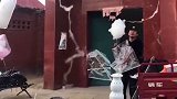 棉花糖大叔农村大集上自豪炫技 网友：大叔以前是弹棉花的吧棉花糖 技术活
