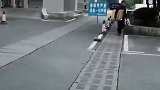 一低头吓了我一跳，没想到地下面居然有人，这是在向我求救吗？