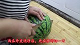 切西瓜别用老方法了，教你个新切法，简单不脏手，孩子吃着方便