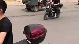 我从懵懂的年纪就跟着他，从电动车后座到副驾驶