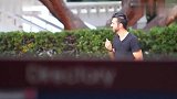 小伙借用路人的手机打紧急电话，结果路人就被他恶搞了