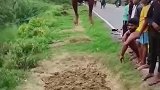 没有训练场地，小伙路边挖松土地练习跳远