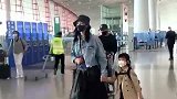 机场直拍！姚晨牵女儿现身一家同框 老公曹郁推行李儿子伴左右