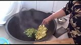 大黑侄儿来帮忙，婶婶蒸新糕烩菠菜，切盘兔肉，一家人吃得喷喷香