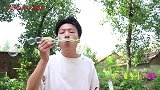 来福不让甜甜玩泡泡水，妈妈直接给甜甜买了加特林泡泡机，真霸气