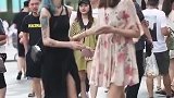 小姐姐后面的闺蜜有点皮
