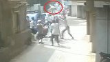 两岁男孩从3楼坠落 路人瞬间聚集将其接住