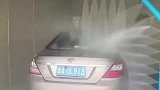第一次见“无人洗车机”，拍下这一幕，感觉洗车店要失业了！