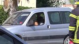 拿着灭火器疯狂喷抽烟的路人，结果被路人暴打