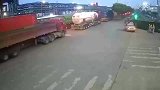 电动车被卷入车底瞬间碾成碎片！这一招叫舍车保帅！