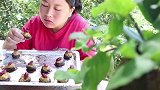 胖妹去深山采野货，大火烤完很诱人，据说大官才吃得起