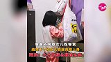 爸爸不同意女儿吃零食，下一秒女儿直接戏精上身