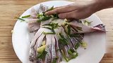 清蒸鲈鱼时切记不要放盐和料酒腌，教你一招，鱼肉鲜嫩入味无腥味