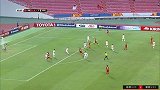 越南再度发起挑球发起进攻 阮进灵门前转身怒射被门将没收