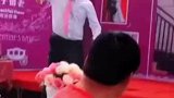 司仪在婚礼上表演炫酒，喝了，但没完全喝，是个躲酒的高手