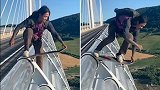 法国：一男子滑板加跳伞从274米高大桥上跳下