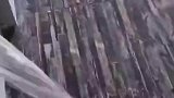 鱼缸会漏水，用手抓住才不会漏出来