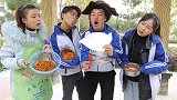 食堂按成绩打饭，阿宝拿张100分的白卷去打饭，大厨竟给他一锅