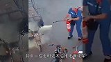 三轮车起火，美女“淡定”应对，三个大男人“速度”赶超“刘翔”