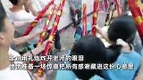 毕业恶作剧预谋3年！同学以打架为伏笔，全班用礼炮炸开老师眼泪