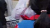 医院里一位聋哑女孩终于可以说话，医生一头汗所有人都为其振奋