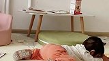 一岁女儿在家突然行跪拜大礼，网友：临近清明有点害怕