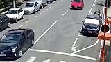 国外人行道礼让狗狗，不料后面发生难以想象的一幕