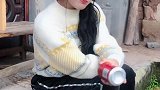长发姑娘手劲真大，如果你去拍武侠剧，根本不用替身