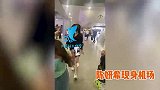 陈妍希现身心情佳，穿超短裤玩下衣失踪，半露香肩身材性感