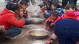 大山里结婚喜宴，孩子们席地而坐，上菜都用盆！