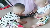 双胞胎兄弟又开仗了，看这厉害的铁头功，我笑到肚子疼！