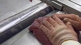 给肉去筋膜，一看就是新手
