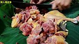 好好的一只鸡被你们俩整成这样，看上去都是酱料，这真的能吃吗？