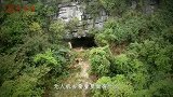 无人机发现悬崖上隐蔽的山洞，里面到底有何蹊跷？靠近去看一看？