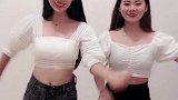 美女们真是会玩，这样跳舞很有趣！