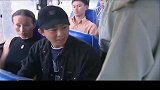 捕狼武警检查巴车乘客，走私犯嚣张拒检，下秒就知道武警厉害
