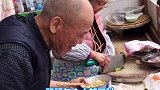 爱情最初的样子！80多岁婆婆在做饭，爷爷伺候左右喂好吃的！